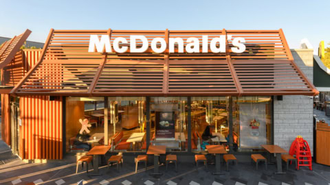 Vue de l'extérieur d'un restaurant Mcdonald's france