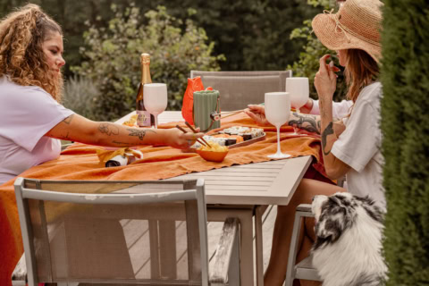 déjeuner sushi en terrasse dans un jardin