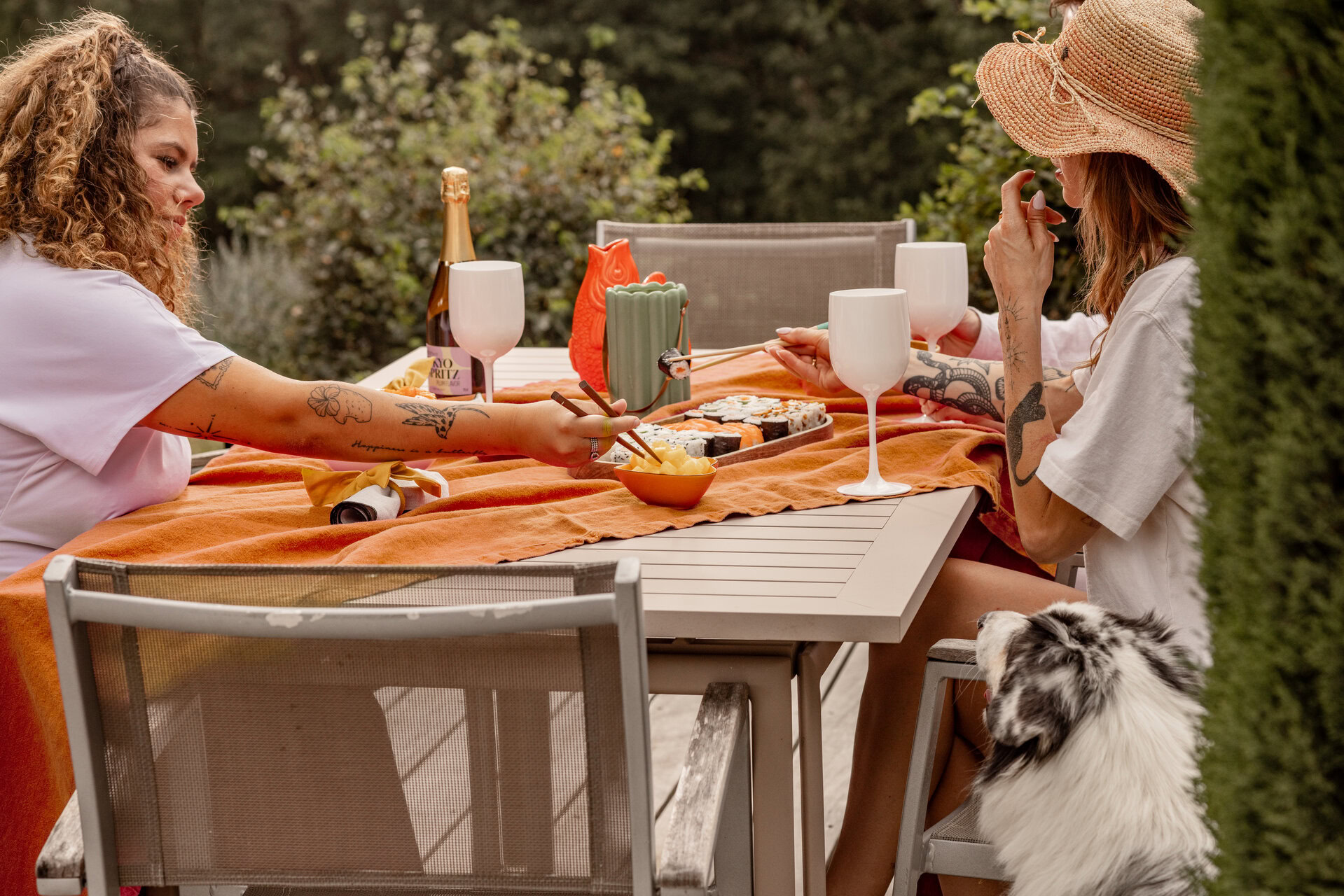 déjeuner sushi en terrasse dans un jardin