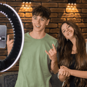 pareja sonriente en transmisión con anillo de luz