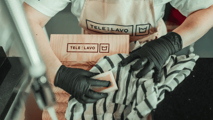 persona limpia ropa con jabón