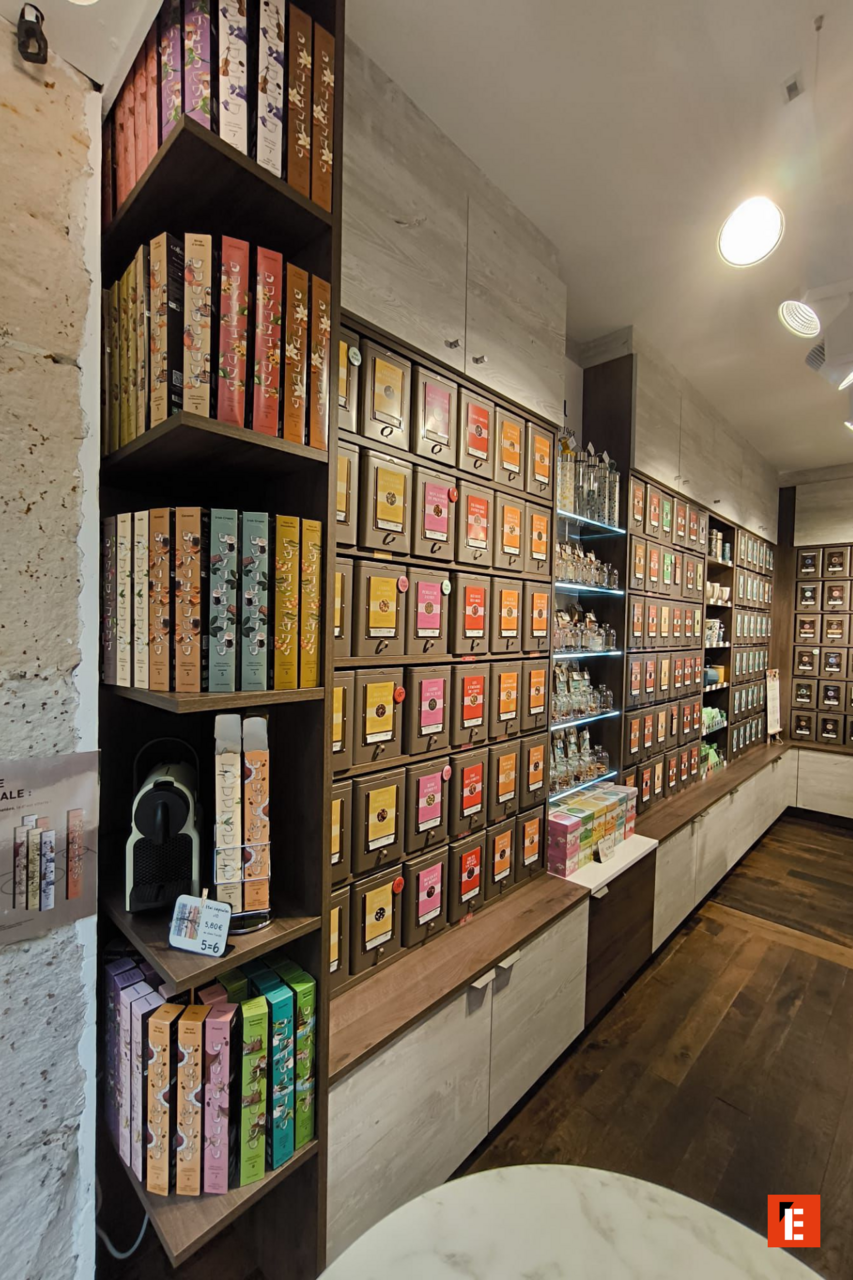 Rayons de thés dans la boutique Cofféa.