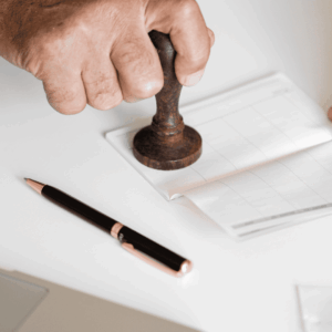 sello sobre chequera en escritorio profesional