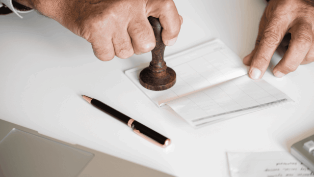 sello sobre chequera en escritorio profesional