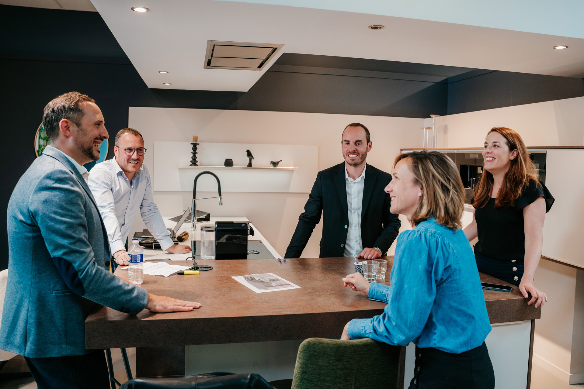 groupe de personnes discutant dans une cuisine