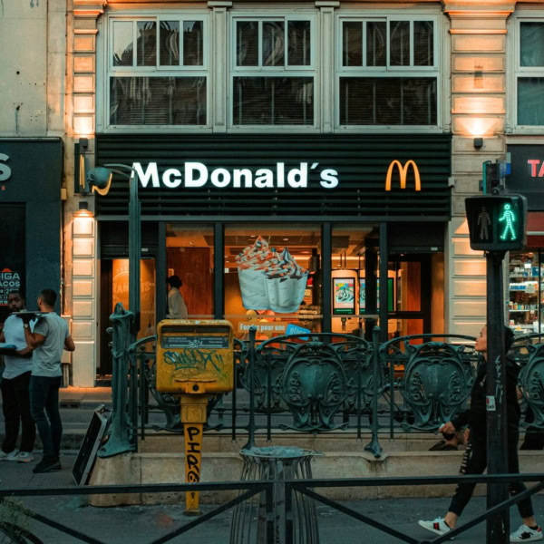 McDonald's à Paris, France, Valentin Lacoste via Unsplash