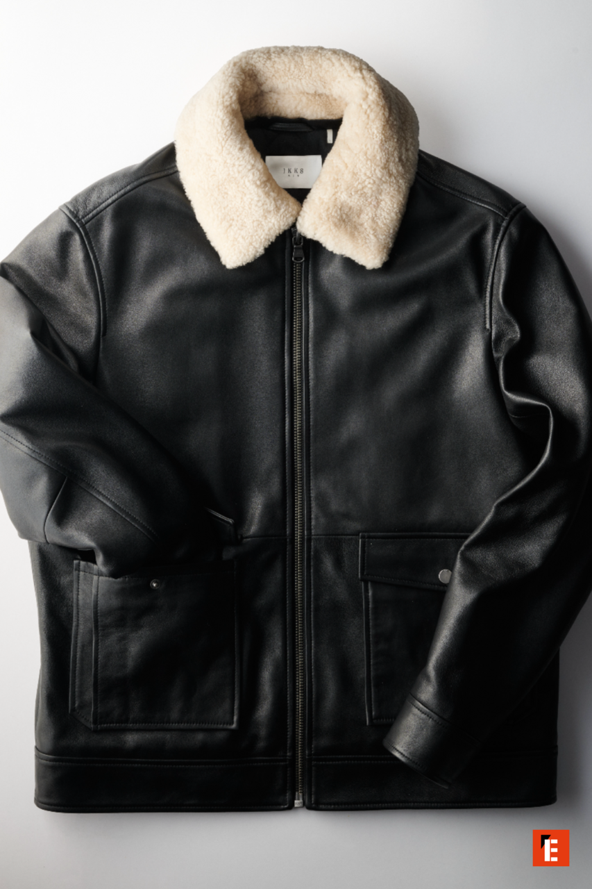 Veste en cuir noire avec col en fourrure.