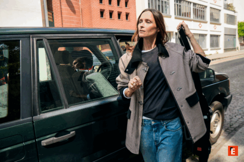 Femme qui sort d'une voiture.