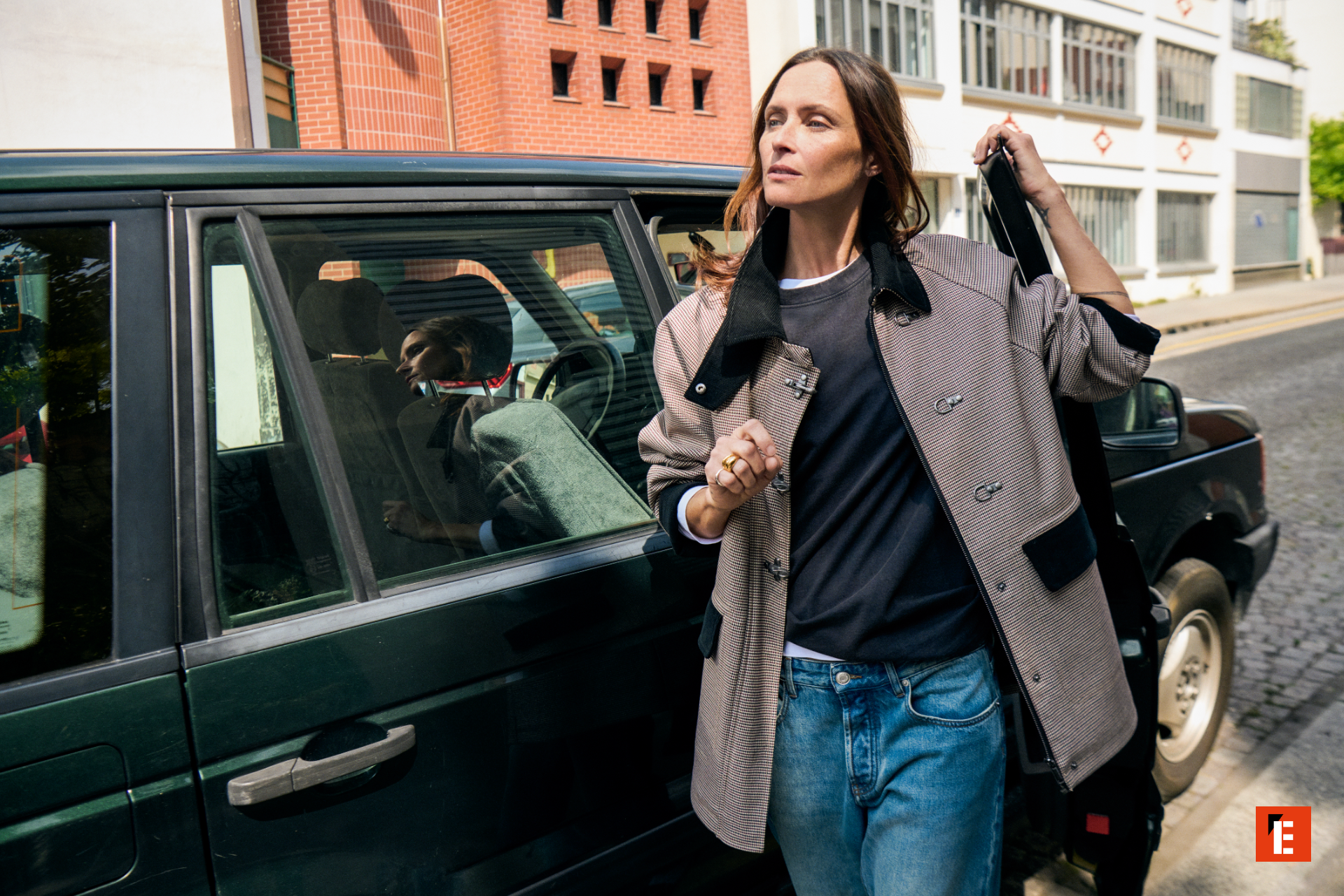 Femme qui sort d'une voiture.