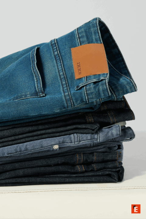 Pile avec plusieurs jeans.
