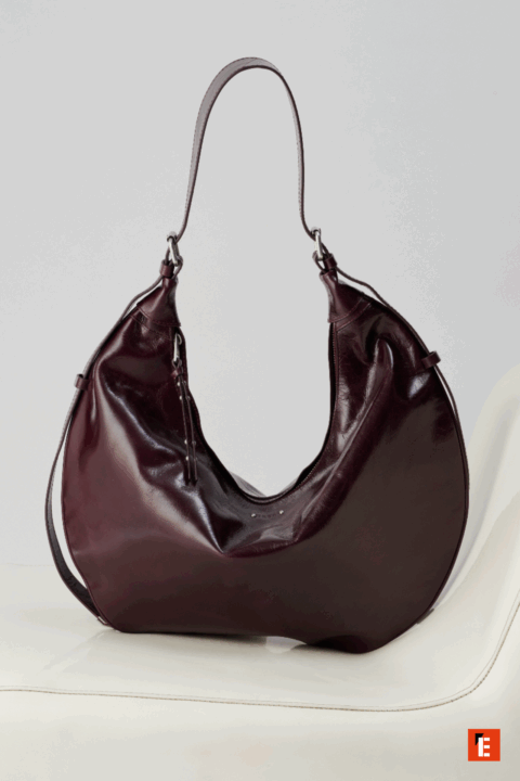 Sac en cuire bordeaux.