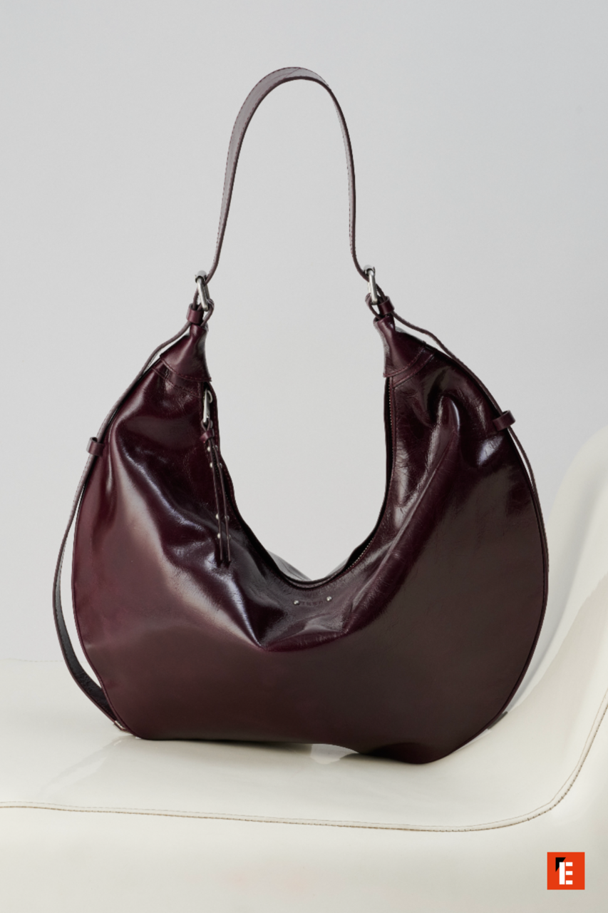 Sac en cuire bordeaux.