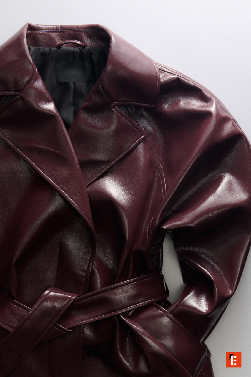 Manteau en cuir bordeaux, style élégant et moderne.