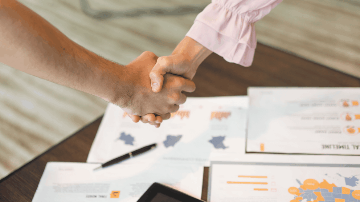 apretón de manos sobre documentos de negocios