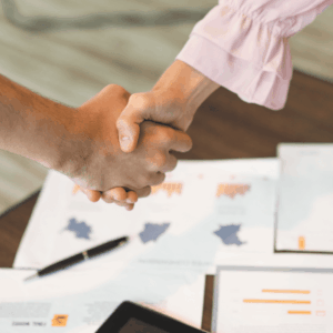 apretón de manos sobre documentos de negocios