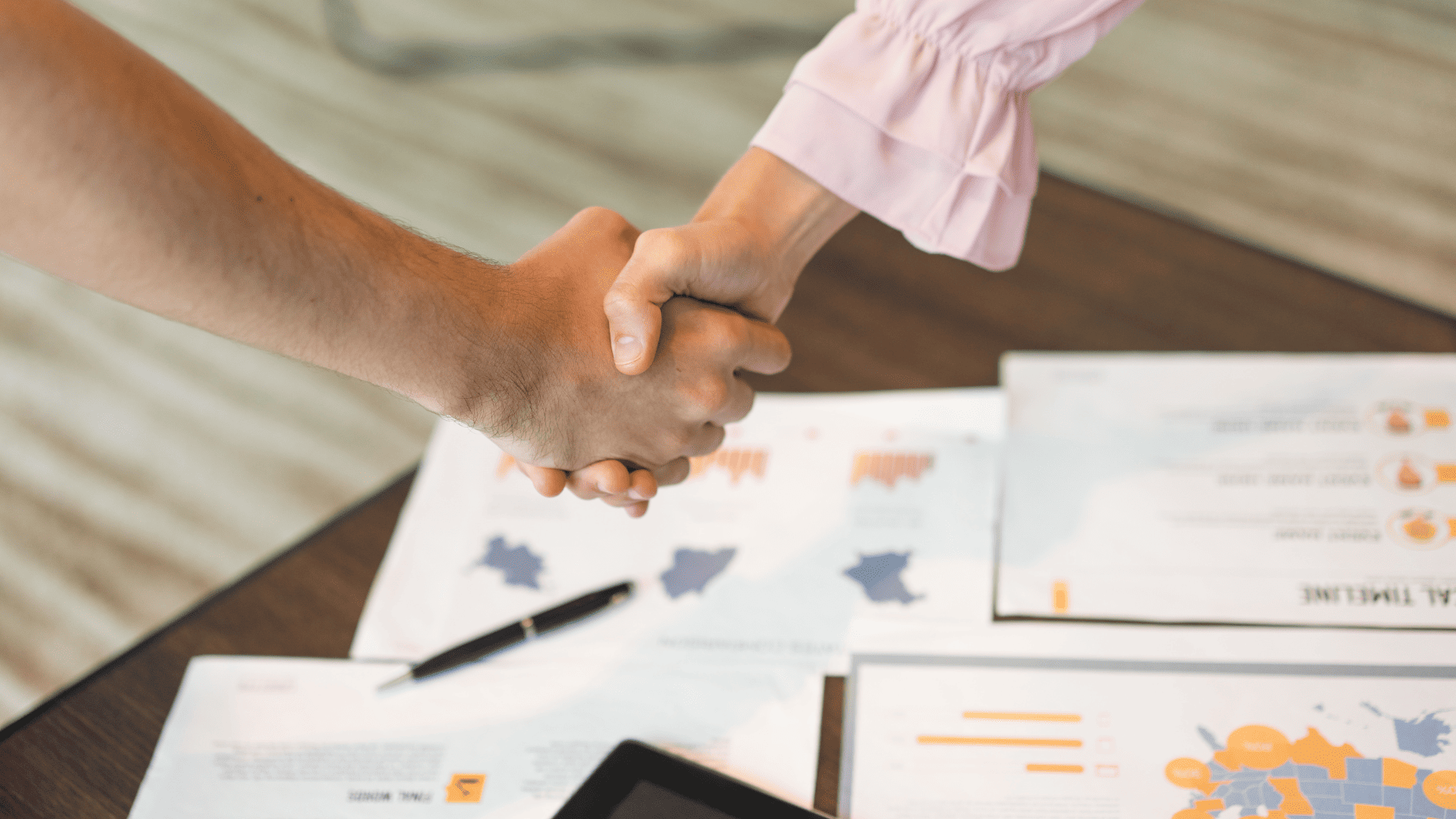 apretón de manos sobre documentos de negocios