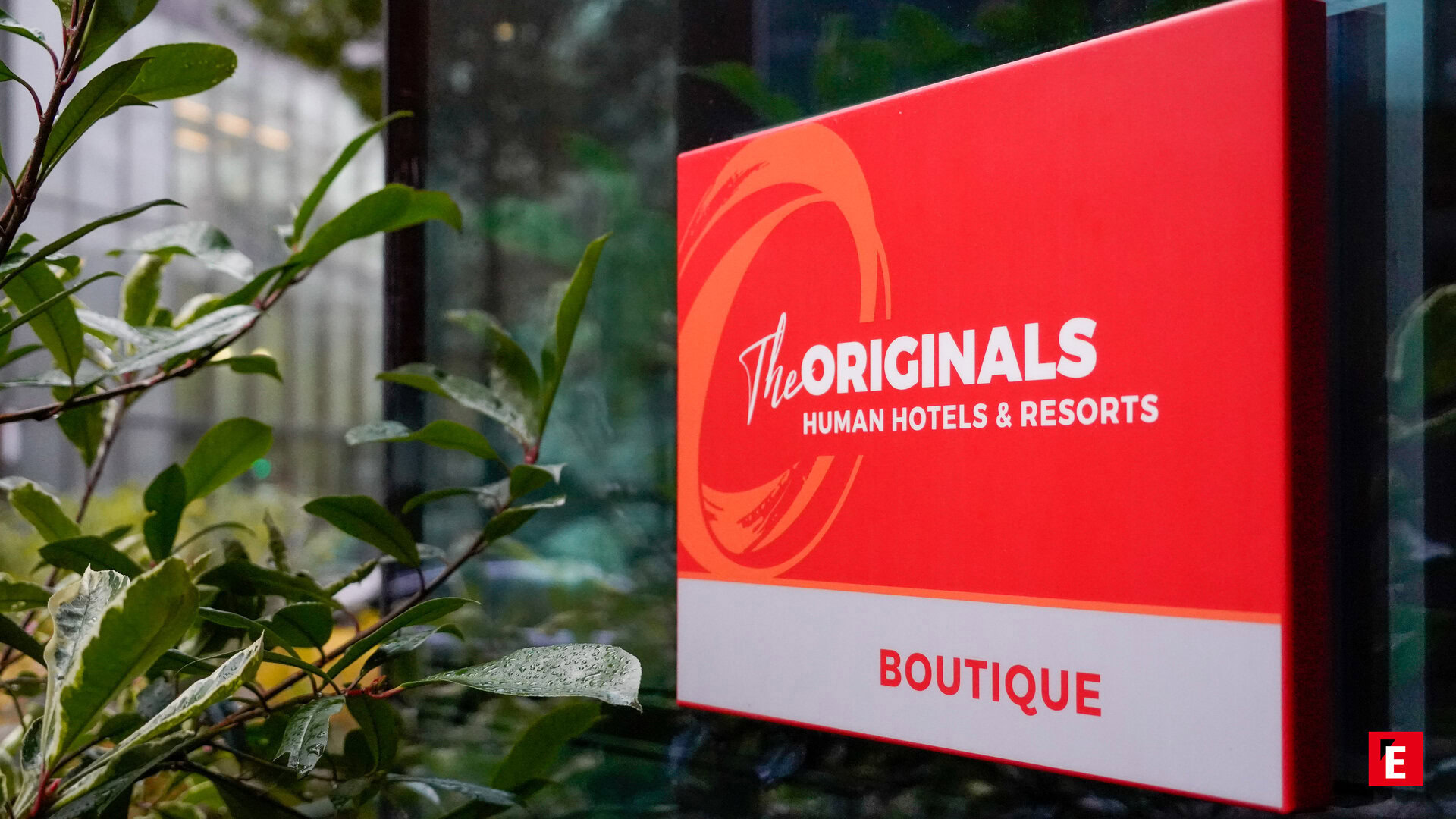 L'enseigne de The originals hotels à l'entrée d'un hôtel.