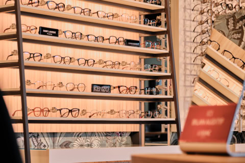 présentoir de lunettes de créateur en boutique Élégante