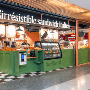 Devanture d'une franchise Lunicco vue depuis l'intérieur d'un centre commercial