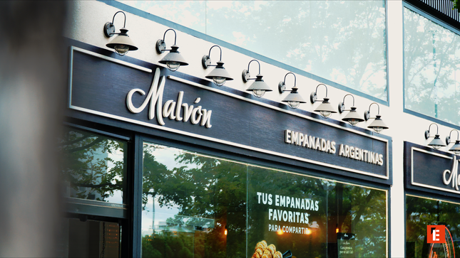 personne qui étale une pate sur une table eninox