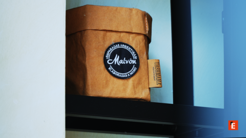 Façade du restaurant Malvón illuminée la nuit