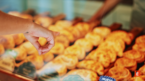 Pâtisserie feuilletée avec garniture savoureuse.