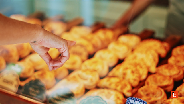 Pâtisserie feuilletée avec garniture savoureuse.