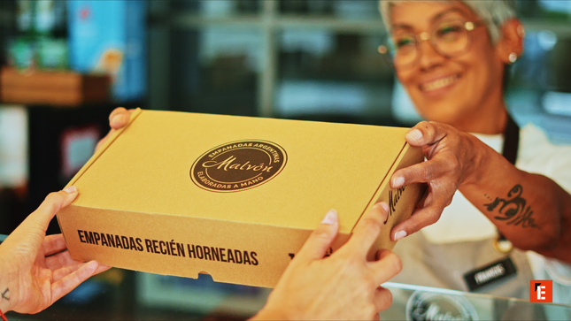 Vente de délicieuses empanadas au comptoir.