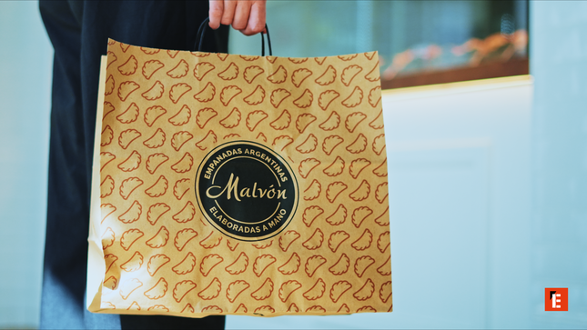 Une personne sort des pâtisseries d'un four.