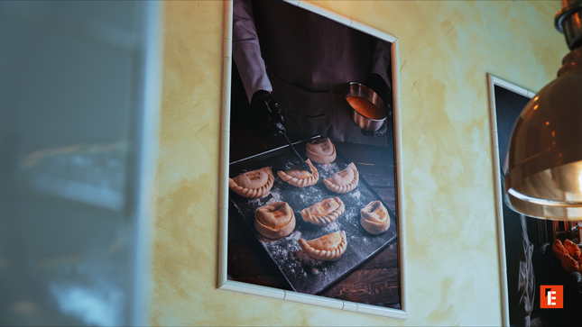 Mise en scène de douceurs chocolatées avec framboises.