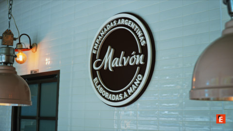 Pâtisseries dorées sur des étagères métalliques.