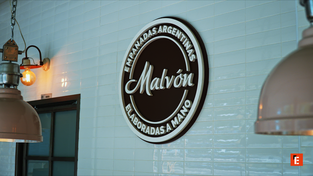 Pâtisseries dorées sur des étagères métalliques.