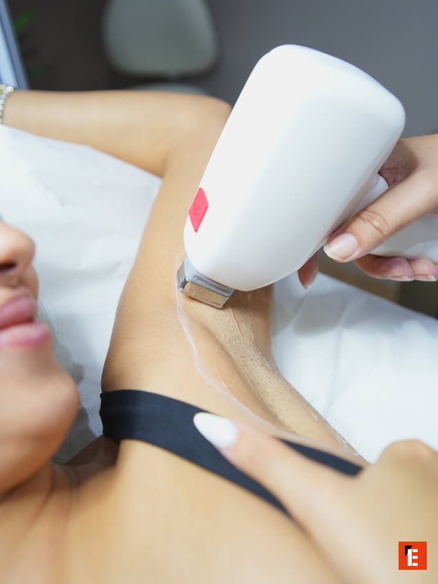 Femme qui épile une autre femme au laser