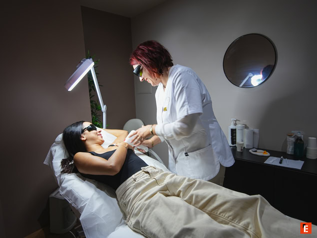 Femme qui épile une autre femme au laser