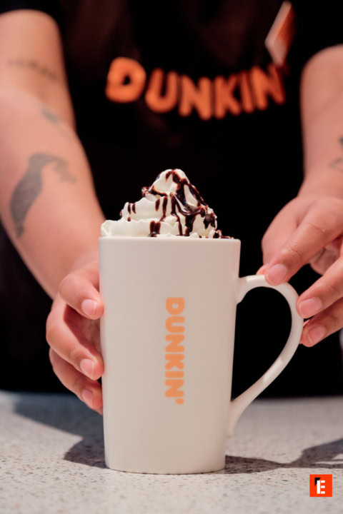 Tasse de café avec crème fouettée et chocolat.
