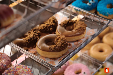 Vitrine de donuts variés de Dunkin'
