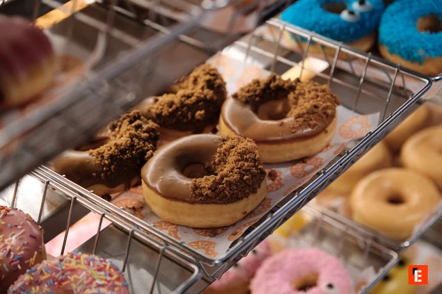 Vitrine de donuts variés de Dunkin'