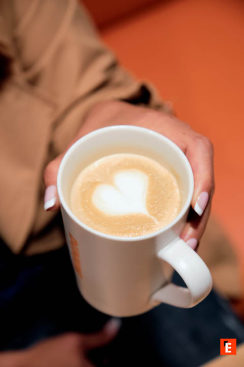 Tasse de café avec un cœur en mousse.