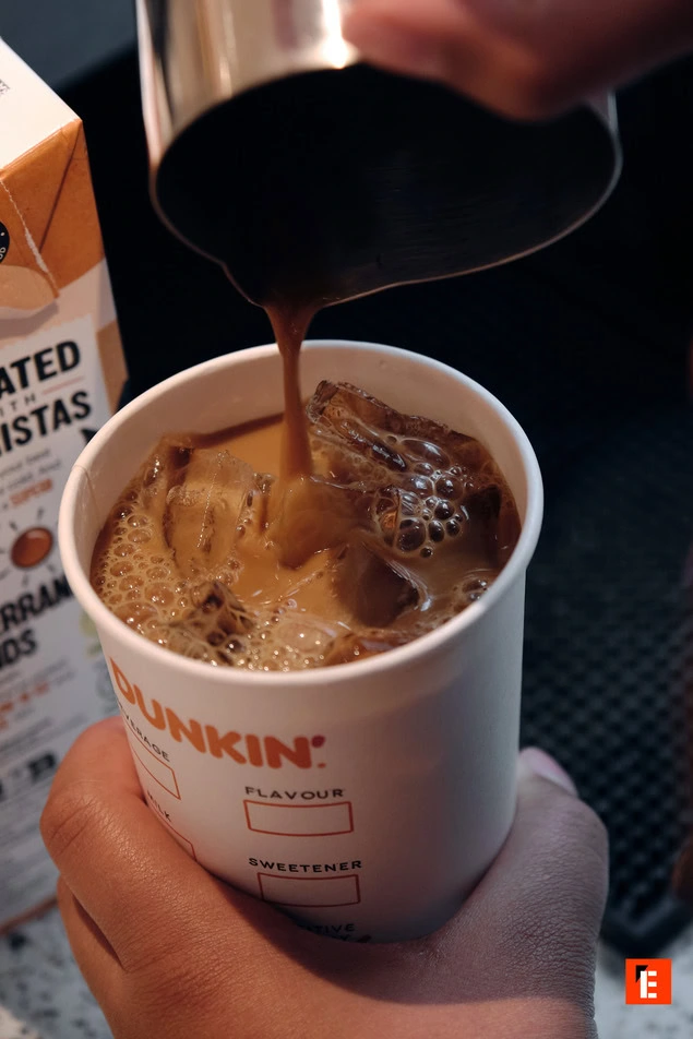 Versement de café glacé dans un verre.