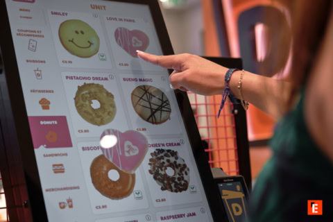 Menu interactif de gâteaux avec options variées.