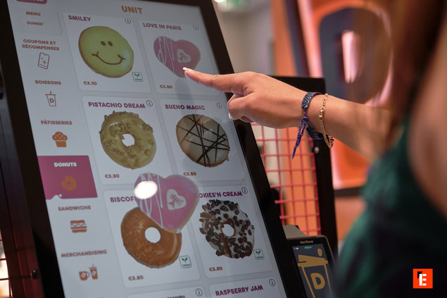 Menu interactif de gâteaux avec options variées.