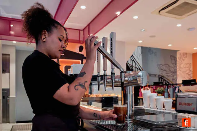 Serveuse qui sert un café