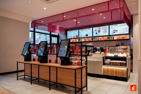 Intérieur moderne d'un café avec bornes de commande.