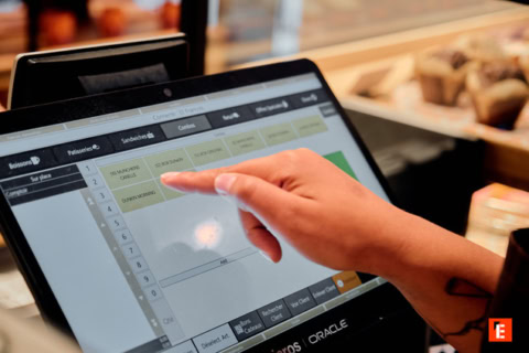 Tablette de commande avec un main qui clique dessus