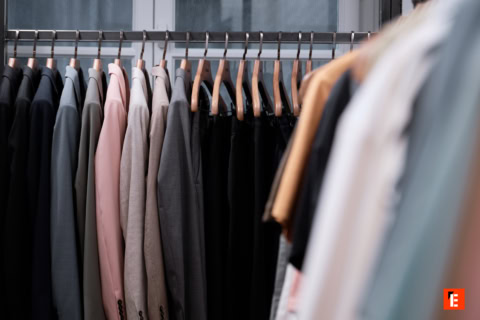 Vêtements suspendus sur un portant.