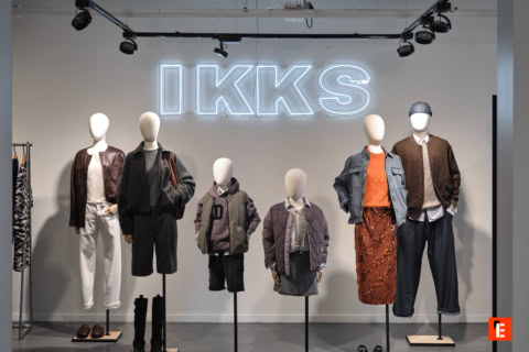 Vêtements exposés sur mannequins dans un magasin.