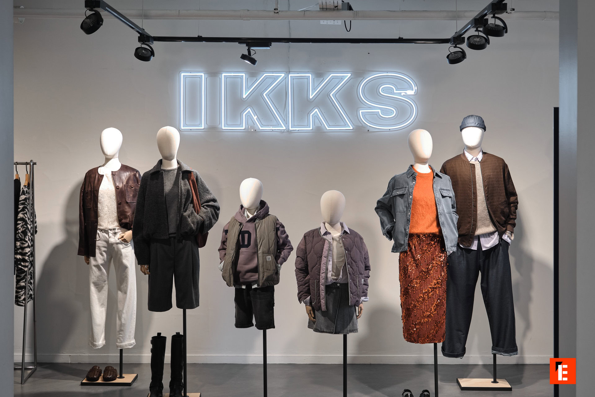 Vêtements exposés sur mannequins dans un magasin.