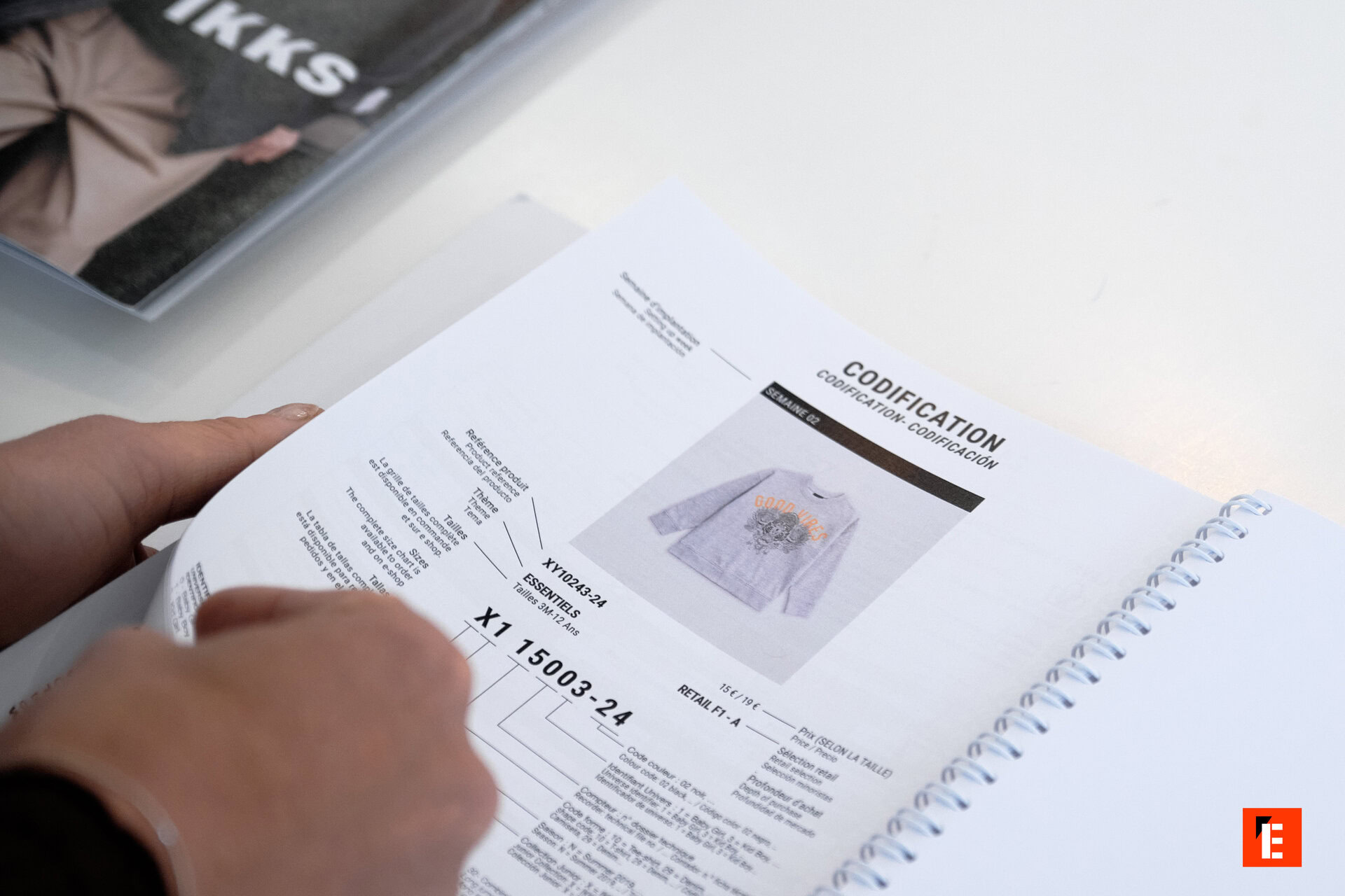 Personne feuilletant un document sur un vêtement.