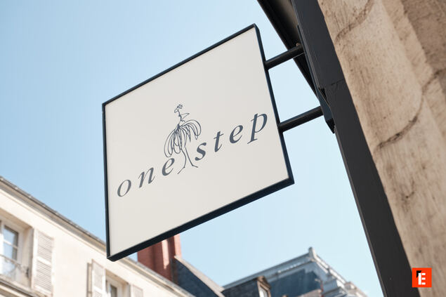 Panneau d'enseigne de la boutique One Step.