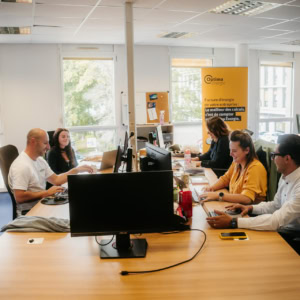 réunion de travail, plusieurs personnes assises autour d'un bureau